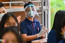 Nguy cơ cận thị, mỏi mắt khi học sinh đeo nón che giọt bắn liên tục