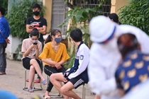 Phải cách ly 35 ngày do gội đầu chung quán với nhân viên bar Sunny