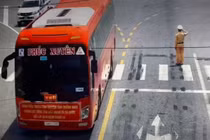 CSGT Bắc Giang đứng nghiêm chào đoàn chi viện chống dịch từ Quảng Ninh