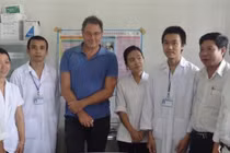 GS Huỳnh Đình Chiến (ngoài cùng bên phải) cùng nhóm nghiên cứu tại Trung tâm y tế huyện Hướng Hóa (Quảng Trị) trong chuyến nghiên cứu khảo sát đầu năm 2019.