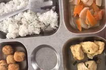Hiệu trưởng "né" nhiều câu hỏi sau khi phụ huynh phản ứng bữa ăn của học sinh quá lèo tèo