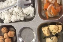 Hiệu trưởng "né" nhiều câu hỏi sau khi phụ huynh phản ứng bữa ăn của học sinh quá lèo tèo