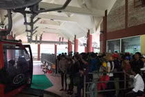 Chùa Hương Tích đón gần 1 vạn lượt khách