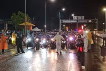 Mở cửa hầm đường bộ Hải Vân cho người đi xe máy về quê