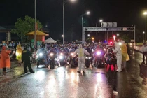 Mở cửa hầm đường bộ Hải Vân cho người đi xe máy về quê