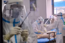 Hà Nội đang đối mặt với chủng Omicron song hành với chủng Delta