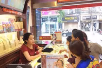 Giá vàng tiếp tục đi xuống, rời xa mốc 42 triệu đồng/lượng