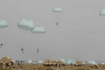  Iran lần đầu tiên diễn tập đổ bộ đường không tấn công đánh chiếm bờ biển