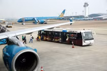 Lãi lớn, các hãng bay vẫn phàn nàn sắp "gãy cánh" vì thuế phí