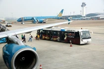 Lãi lớn, các hãng bay vẫn phàn nàn sắp "gãy cánh" vì thuế phí