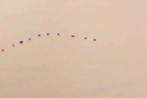 Bí ẩn nhóm vật thể lạ nối đuôi hình rết xuất hiện ở Anh