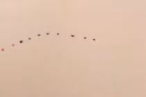 Bí ẩn nhóm vật thể lạ nối đuôi hình rết xuất hiện ở Anh