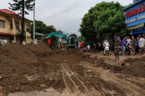 Lũ ống trong đêm khiến hai người chết