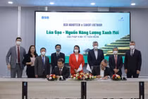 Ông Eric Auschitzky, Giám đốc Nhà máy Sanofi Việt Nam và ông Nguyễn Việt Hùng, đại diện BSB Nanotech ký kết hợp tác.