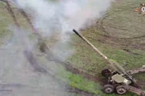 Dân quân Donetsk sử dụng pháo xe kéo 152 ly Hyacinth-B tấn công chiến tuyến quân đội Ukraine. Ảnh video.