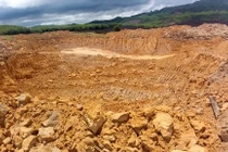 Cận cảnh hiện trường khai thác khoáng sản trái phép ở thượng nguồn sông Rác