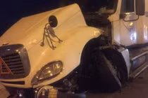 Hiện trường vụ tai nạn xe container tông hàng loạt xe máy, 1 người bay xuống sông Hồng