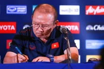 Kiatisak lên tiếng về việc VFF mời dẫn dắt đội tuyển sau tin đồn HLV Park Hang Seo từ chức