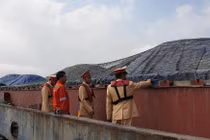 Quảng Ninh: Bắt quả tang 6 tàu khai thác cát trái phép