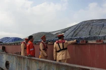 Quảng Ninh: Bắt quả tang 6 tàu khai thác cát trái phép