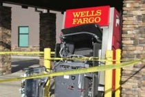 Cây ATM bị đấm lia lịa vì nhả ra… quá nhiều tiền