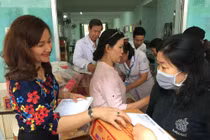 Báo Khoa học & Đời sống tặng quà cho bệnh nhân bệnh hiểm nghèo