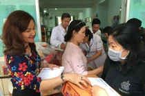 Báo Khoa học & Đời sống tặng quà cho bệnh nhân bệnh hiểm nghèo