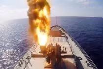 Video: Hộ tống hạm Nga phóng tên lửa hành trình tấn công quân đội Ukraina