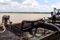 Lực lượng làm nhiệm vụ đo đạc lượng cát khai thác trái phép. Ảnh: Công an tỉnh Tiền Giang.