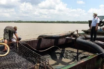 Lực lượng làm nhiệm vụ đo đạc lượng cát khai thác trái phép. Ảnh: Công an tỉnh Tiền Giang.