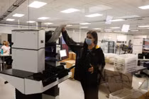 Bên trong nơi kiểm đếm phiếu bầu ở Mỹ