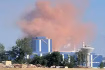 Nhà máy thép Hòa Phát Dung Quất nhả khói màu hồng bất thường