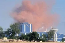 Nhà máy thép Hòa Phát Dung Quất nhả khói màu hồng bất thường