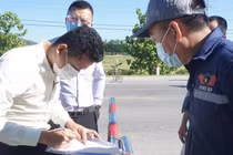 Ngày đầu TP Vinh cách ly: Bản hợp đồng tiền tỷ được ký tại chốt kiểm dịch