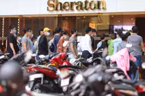 Lấy mẫu xét nghiệm hàng trăm người ở khách sạn Sheraton