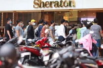 Lấy mẫu xét nghiệm hàng trăm người ở khách sạn Sheraton