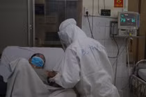 Nuốt ngược nước mắt để "chiến đấu" với Covid-19