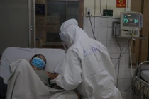 Nuốt ngược nước mắt để "chiến đấu" với Covid-19