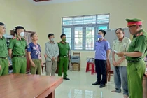 Cơ quan chức năng tỉnh Đắk Lắk tống đạt các quyết định khởi tố bị can.