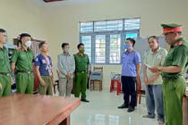 Cơ quan chức năng tỉnh Đắk Lắk tống đạt các quyết định khởi tố bị can.