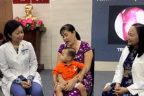 Bé trai 15 tháng tuổi lồi mắt, nghẹt thở vì khối u chiếm toàn hốc mũi