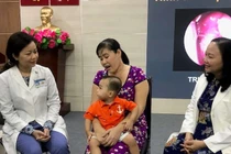 Bé trai 15 tháng tuổi lồi mắt, nghẹt thở vì khối u chiếm toàn hốc mũi