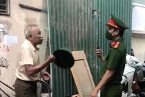 Bị nhắc đeo khẩu trang, người đàn ông dùng mũ cối đánh công an