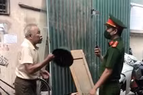 Bị nhắc đeo khẩu trang, người đàn ông dùng mũ cối đánh công an