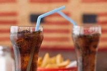  Đừng cho trẻ uống nước ngọt có gas