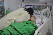 Mẹ hôn từ biệt trước khi tặng giác mạc của con trai 4 tuổi