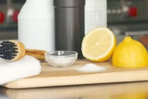 Làm sạch thớt tùy theo chất liệu