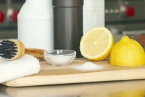 Làm sạch thớt tùy theo chất liệu