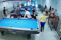 Con rể ham chơi, mẹ vợ đến tận quán bi - a để tìm