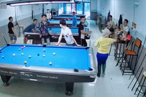 Con rể ham chơi, mẹ vợ đến tận quán bi - a để tìm